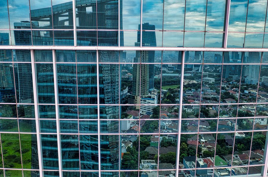 Gedung kaca di Jakarta yang memantulkan kota